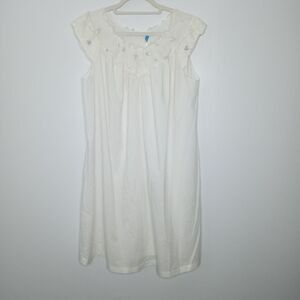 Vintage Perma Prest white nightgown size 36-38